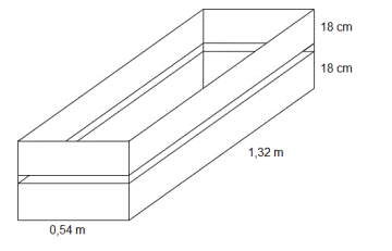 Rektangulær kasse med grunnflate med sider 1,32 m og 0,54 m. Oppå er to lag begge med høyde 18 cm